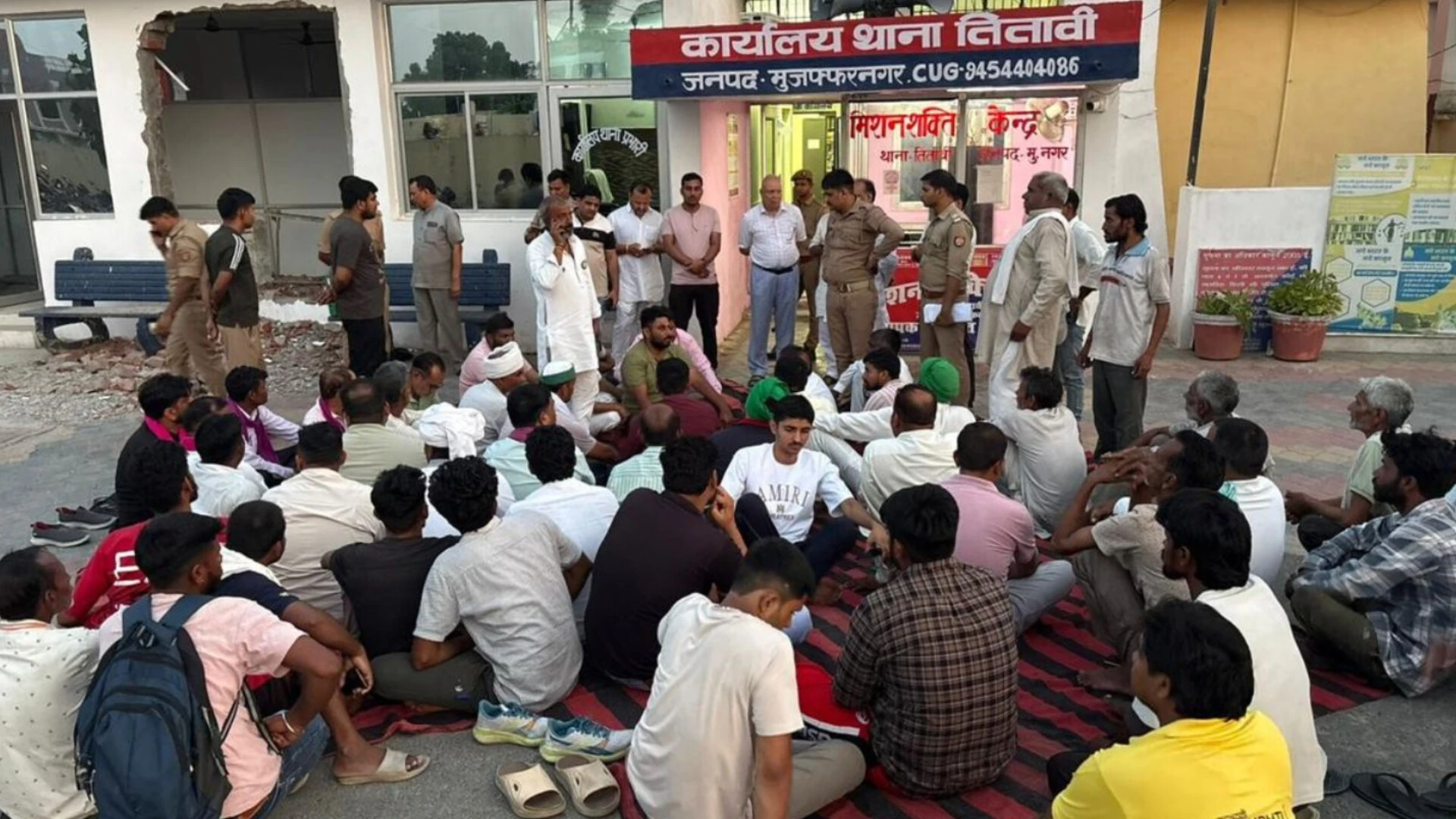 मुजफ्फरनगर: चोरी के जेवरात बरामदगी की मांग को लेकर भाकियू का थाने पर धरना