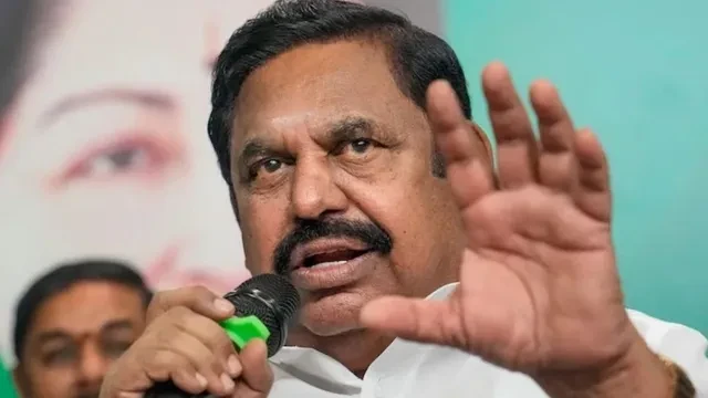 AIADMK को बड़ा झटका, चार पूर्व मंत्री और 300 नेता TVK में शामिल