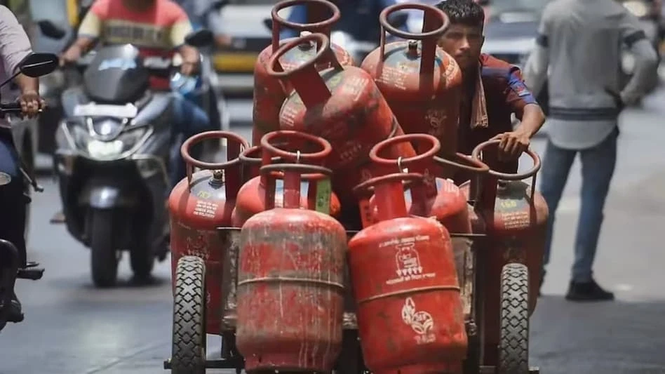 घरेलू LPG सिलेंडर 29 रुपये हुआ महंगा, तीन महीने में दूसरी बार बढ़े दाम