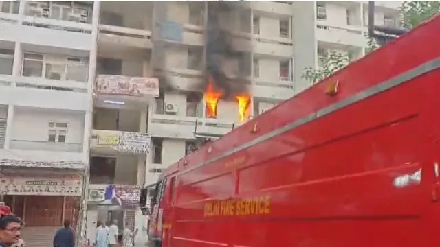 दिल्ली की कड़कड़डूमा कोर्ट में भीषण आग, दमकल की 8 गाड़ियों ने पाया काबू