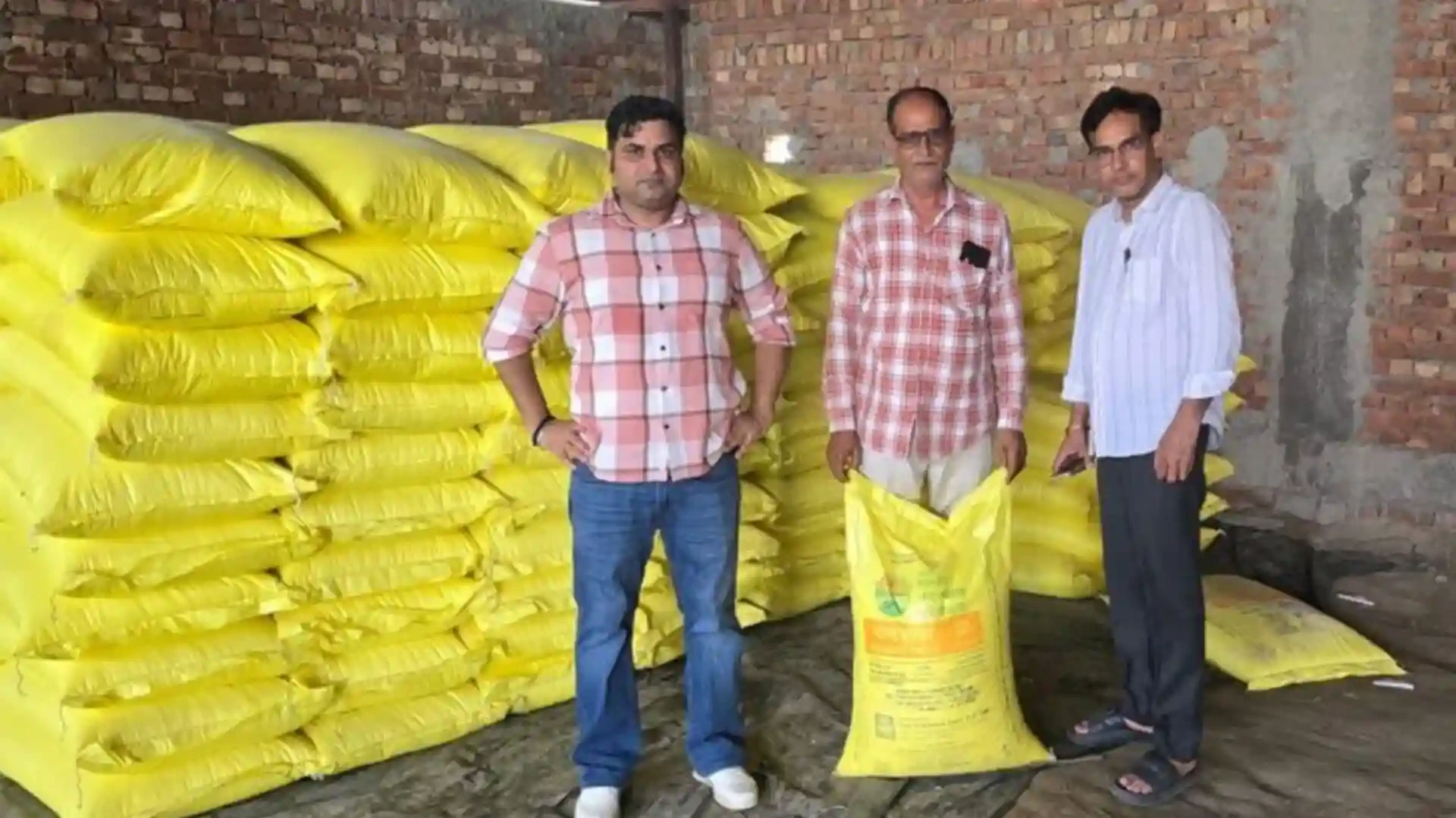 मुजफ्फरनगर में यूरिया की कालाबाजारी पर बड़ी कार्रवाई, अवैध गोदाम पर छापा