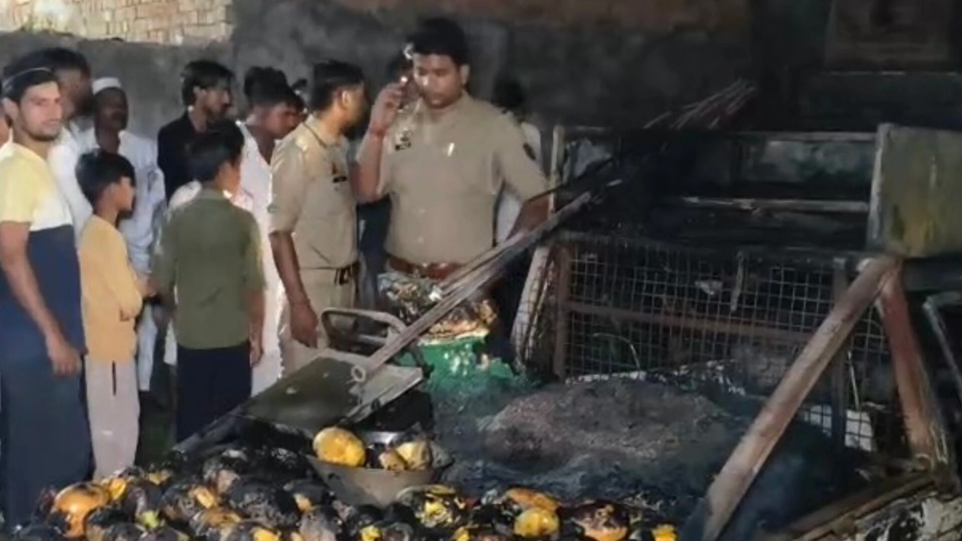 मुजफ्फरनगर: ट्रैकसूट और फलों के गोदाम में भीषण आग, लाखों का नुकसान