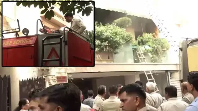 दिल्ली के न्यू फ्रेंड्स कॉलोनी में भीषण आग, एक बच्चे की मौत, आठ लोग रेस्क्यू