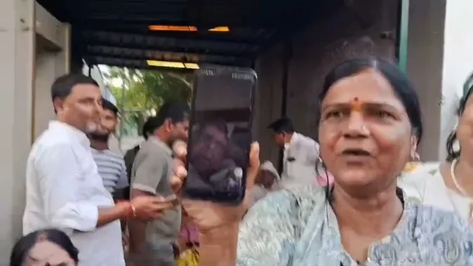 राबड़ी आवास के बाहर कार्यकर्ता बने ‘पहरेदार’, वीडियो कॉल पर लालू ने कहा- जल्द आ रहा हूं