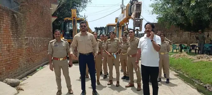 संभल में मस्जिद ध्वस्तीकरण के दौरान पोस्टर-झंडा मिलने पर 8 पर केस