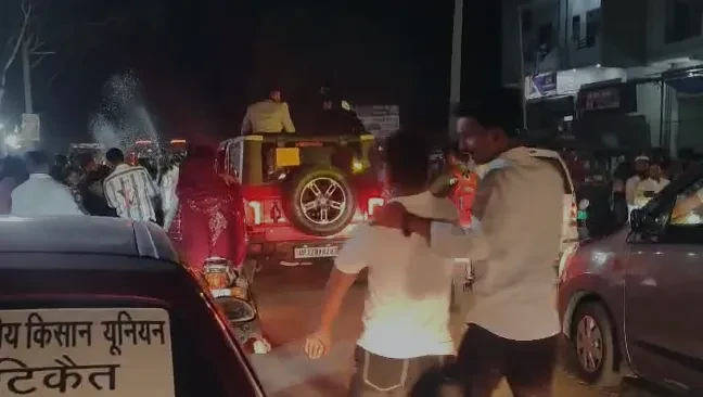 मुजफ्फरनगर: चरथावल में बारात का हाईवोल्टेज ड्रामा, थार से स्टंट और नोटों की बारिश