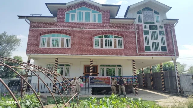 श्रीनगर में नशा तस्करों पर बड़ी कार्रवाई, 4 करोड़ की संपत्ति जब्त