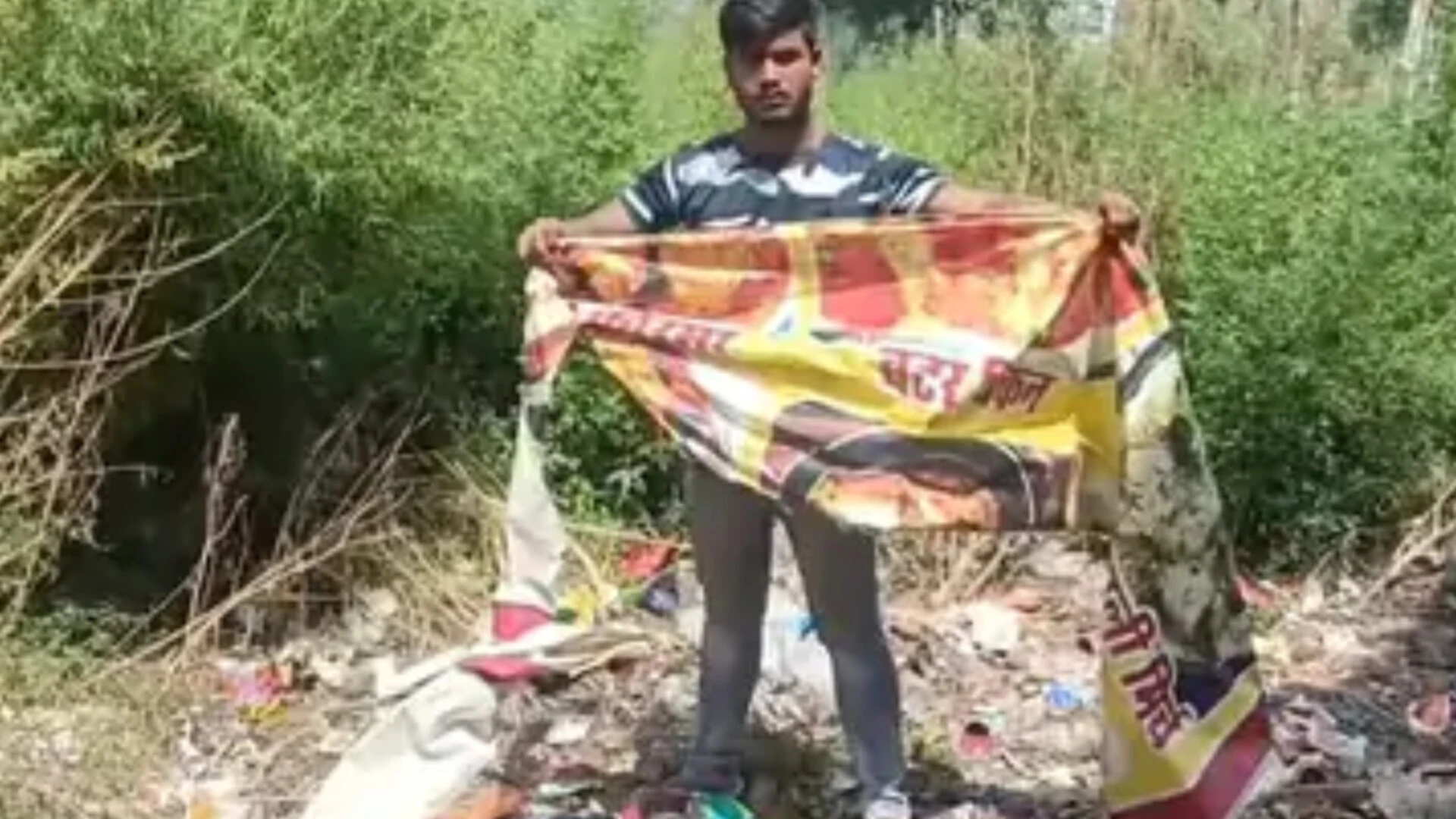मुजफ्फरनगर: नॉनवेज ढाबे के बोर्ड को लेकर विवाद, पुलिस जांच में जुटी