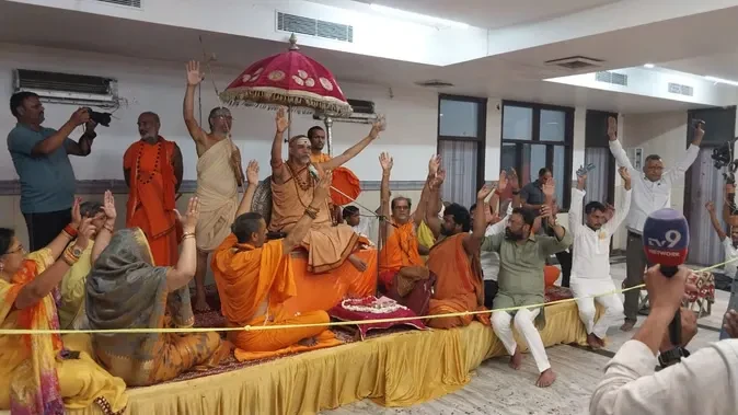 भाजपा ने गोमाता को सिर्फ राजनीति के लिए इस्तेमाल किया: स्वामी अविमुक्तेश्वरानंद