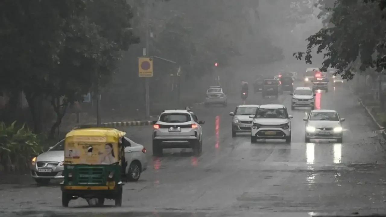 दिल्ली-NCR में बदलेगा मौसम: अगले कुछ घंटों में बारिश और तेज हवाओं का अलर्ट