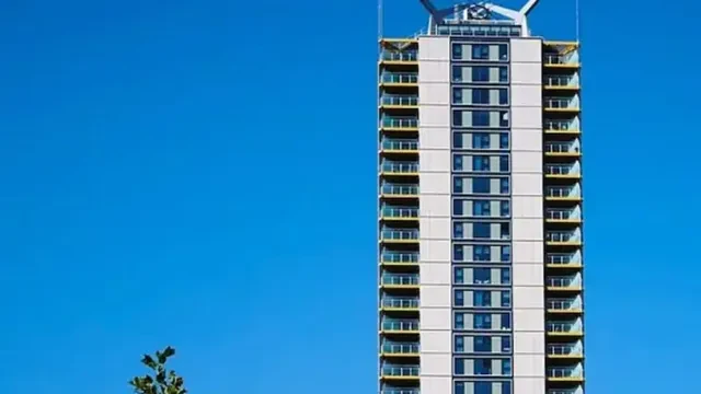 लंदन में भारतीय मूल के परिवार की 36वीं मंजिल से गिरकर मौत, जांच जारी