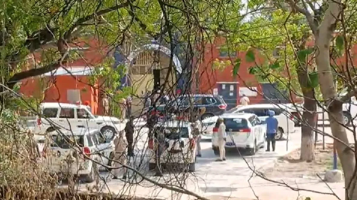 अंबाला जेल में आप नेताओं की मुलाकात, दीपक सिंगला से मिले केजरीवाल और भगवंत मान