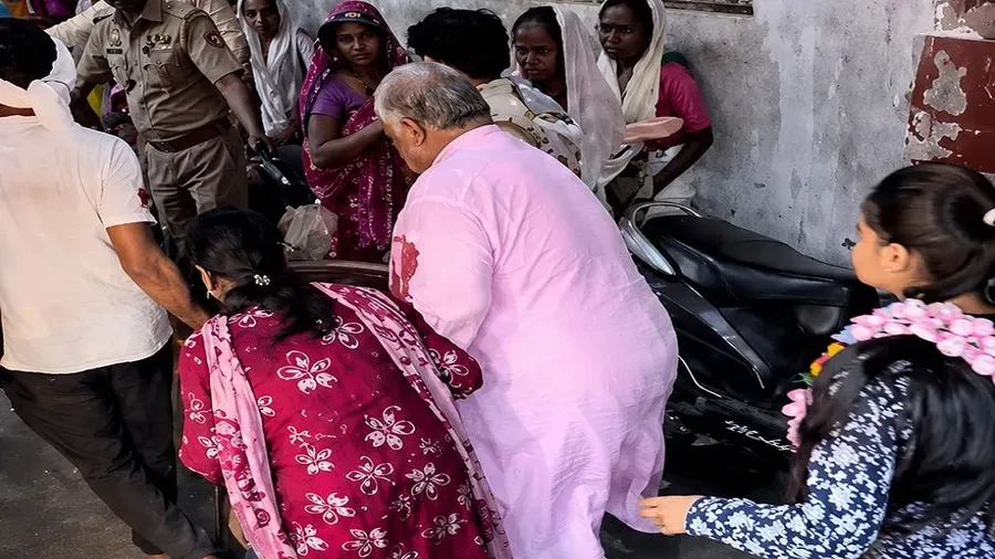 वृंदावन में तेज आंधी बनी आफत, जर्जर छज्जा गिरने से 9 श्रद्धालु घायल