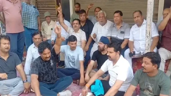 बड़ौत: दोहरे हत्याकांड के विरोध में बाजार बंद, व्यापारियों का धरना प्रदर्शन