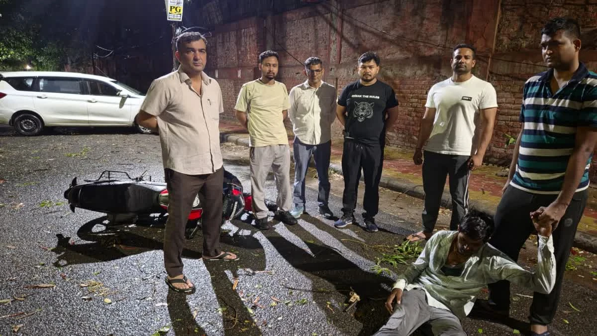 दिल्ली में पुलिस मुठभेड़, 17 मामलों का वांछित बदमाश घायल