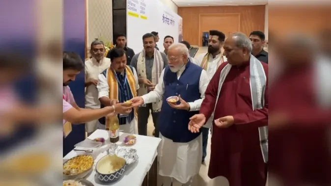 एनडीए बैठक में पीएम मोदी का अनोखा अंदाज, नेताओं के साथ खाई झालमुड़ी