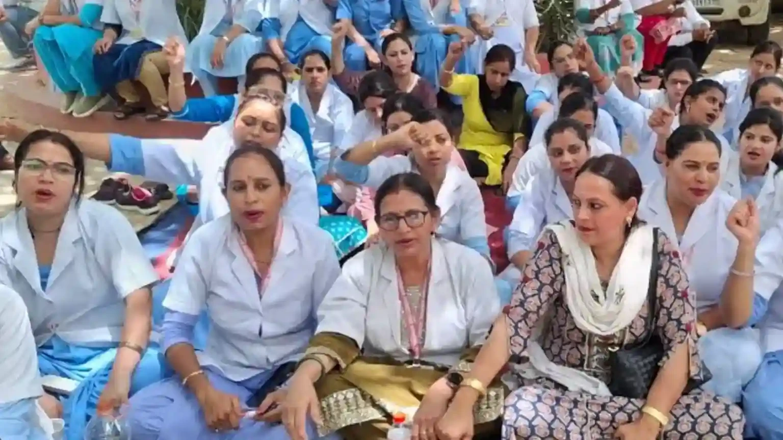 कुरुक्षेत्र में नर्सों का प्रदर्शन, रेनू भाटिया के खिलाफ कानूनी कार्रवाई की मांग