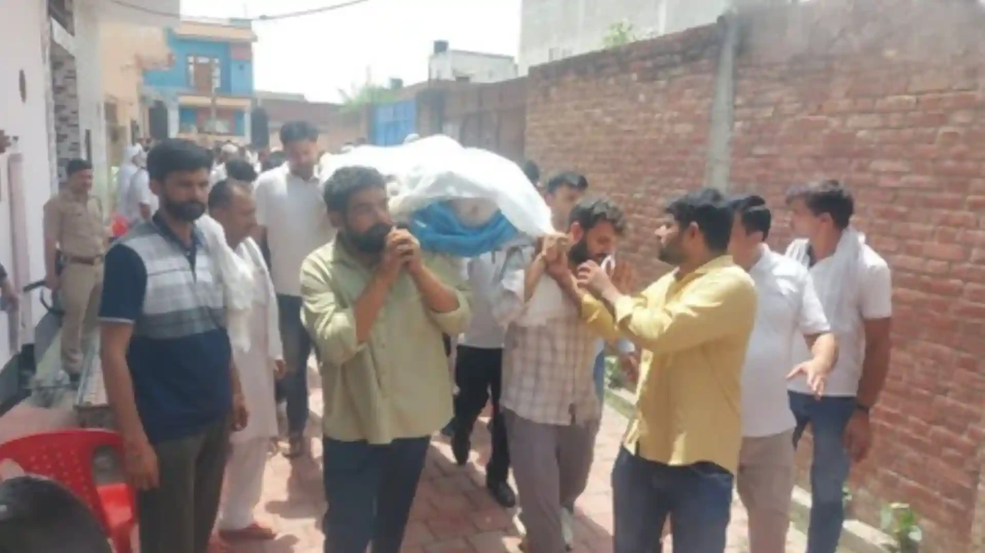 बड़ौत: विवाद और हंगामे के बाद कड़ी सुरक्षा के बीच हुआ वरुण लुहारी का अंतिम संस्कार