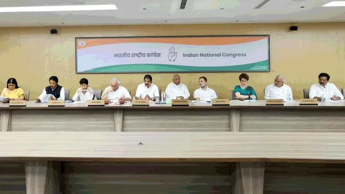 खरगे की अध्यक्षता में कांग्रेस की आपात बैठक, संगठन और रणनीति पर मंथन