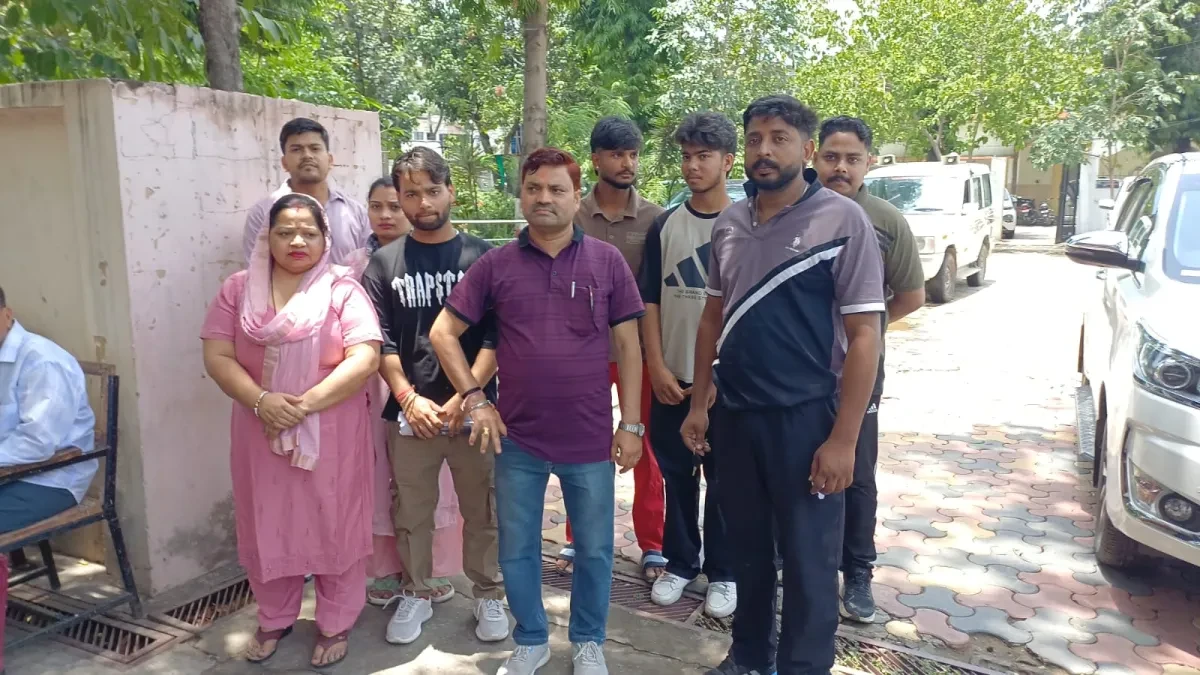 मुजफ्फरनगर: SDM के रसोइये पर सार्वजनिक सड़क कब्जाने का आरोप, DM से की शिकायत