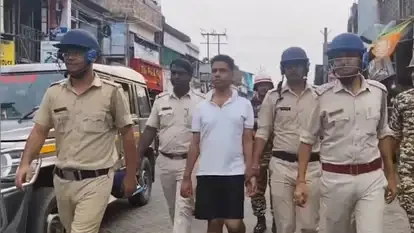 पश्चिम बंगाल: जिस इलाके में कभी था जहांगीर खान का दबदबा, वहां टी-शर्ट और निक्कर में पुलिस ने निकाली परेड