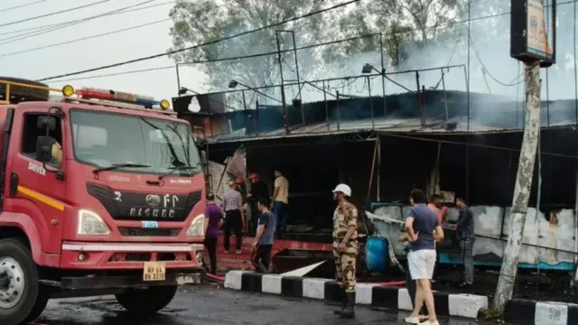 भोपाल की पटाखा दुकानों में लगी भीषण आग, पास में पेट्रोल पंप होने से मचा हड़कंप