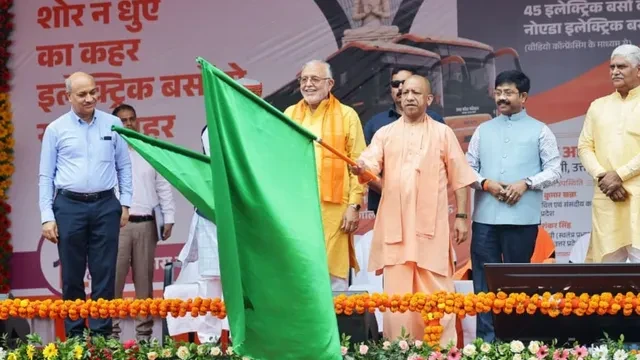 नोएडा एयरपोर्ट कनेक्टिविटी के लिए 45 इलेक्ट्रिक बसों को सीएम योगी ने दिखाई हरी झंडी