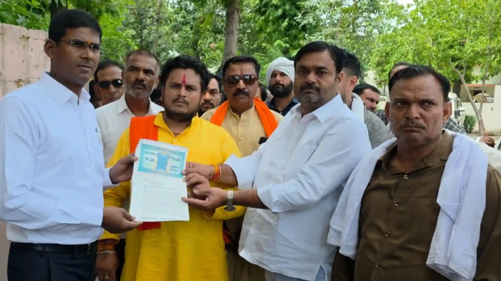 मुजफ्फरनगर: गादला गांव में जलभराव से नाराज ग्रामीणों ने कलेक्ट्रेट में सौंपा ज्ञापन