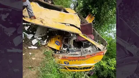 जम्मू-कश्मीर: बड़गाम में खाई में गिरी स्कूल बस, चालक की मौत