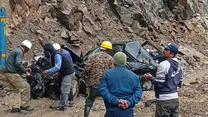 पिथौरागढ़ में दर्दनाक हादसा, चलती जीप पर गिरे बोल्डर; चालक समेत दो की मौत