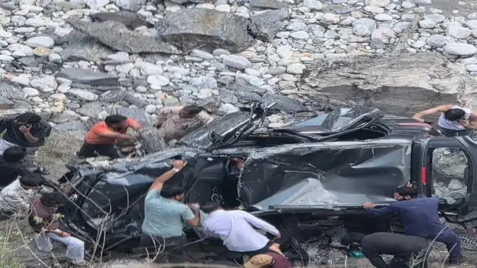 कुल्लू में बड़ा हादसा, पर्यटकों की गाड़ी खाई में गिरी; तीन की मौत