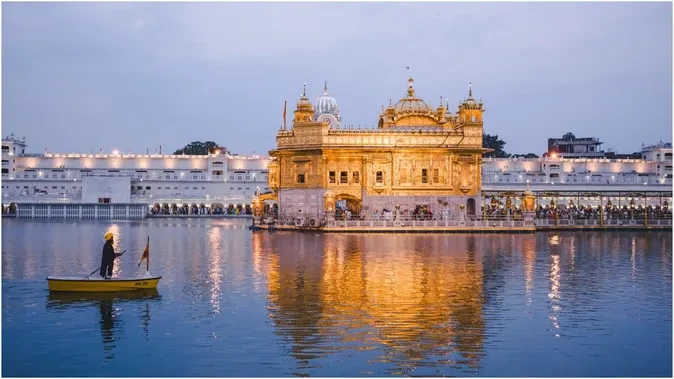 अमृतसर: हरमंदिर साहिब परिसर में बेअदबी की कोशिश, युवक हिरासत में