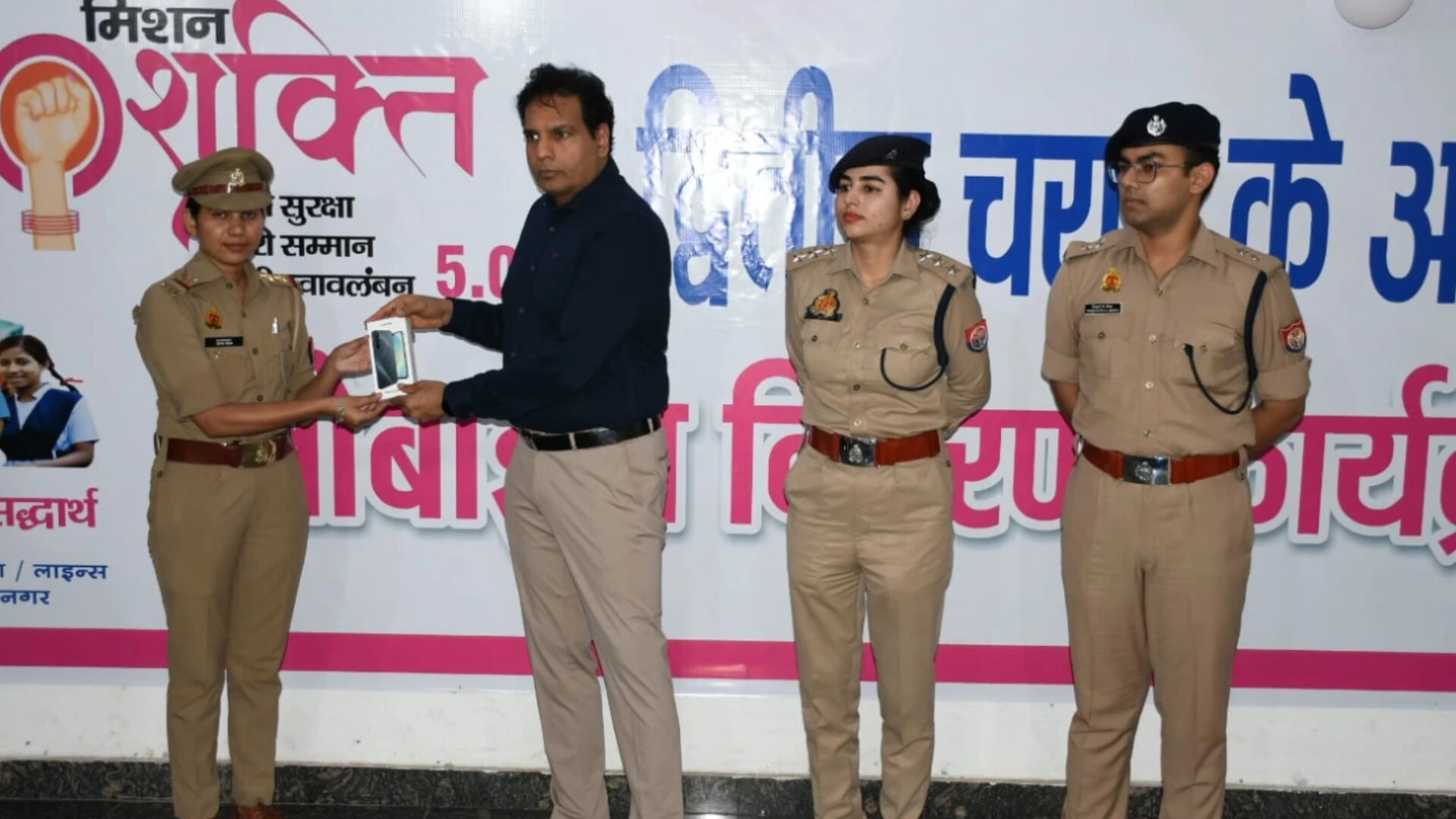 एसएसपी वर्मा की पहल: मिशन शक्ति टीमों को दिए गए सरकारी मोबाइल फोन