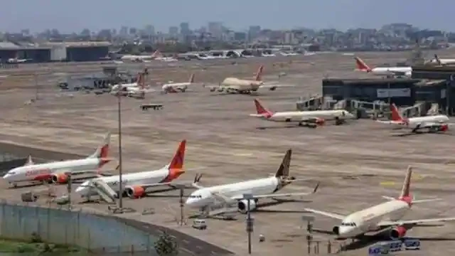 खराब मौसम में दिल्ली एयरपोर्ट से 8 फ्लाइट्स लखनऊ डायवर्ट