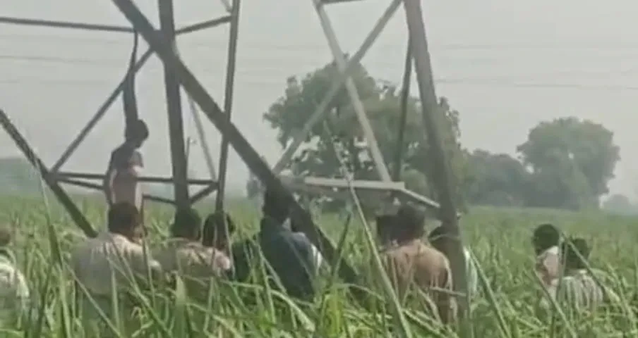 मुजफ्फरनगर: हाईटेंशन बिजली टॉवर से लटका मिला युवक का शव, मचा हड़कंप