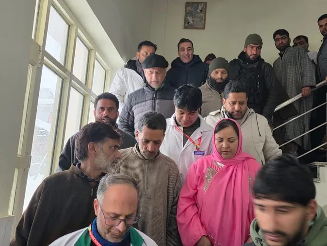 स्कूल बस हादसे के घायलों से मिलीं स्वास्थ्य मंत्री सकीना इत्तू, बेहतर इलाज के दिए निर्देश