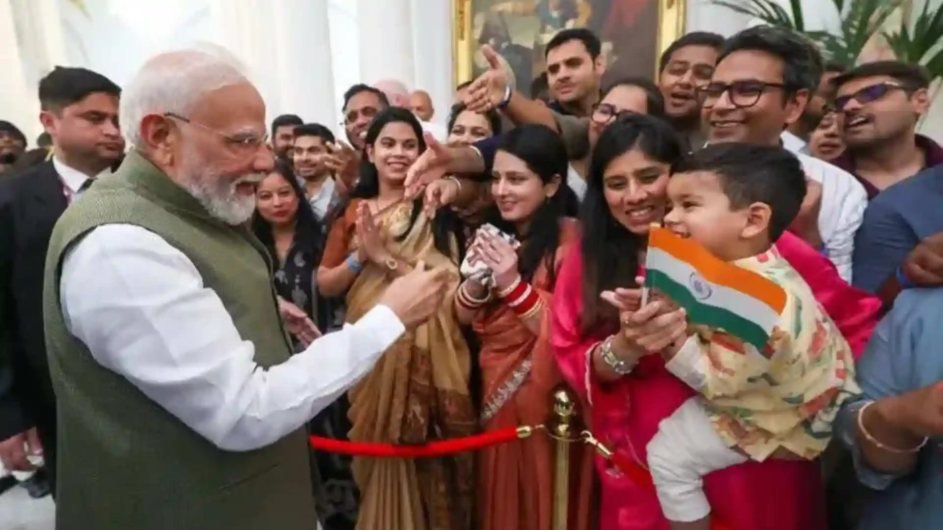 फ्रांस पहुंचे पीएम मोदी, नीस में प्रवासी भारतीयों ने किया भव्य स्वागत