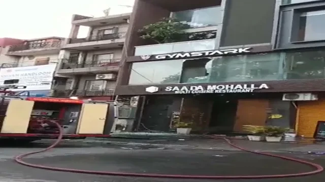 दिल्ली के कालकाजी में रेस्टोरेंट में भीषण आग, एलपीजी सिलेंडर फटने से मचा हड़कंप