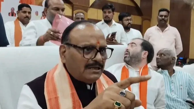 यूपी के हर जिले में बनेगा मेडिकल कॉलेज, हर मंडल में खुलेंगे कैंसर इंस्टीट्यूट: बृजेश पाठक