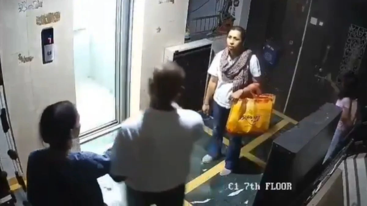 लिफ्ट के पास थूकने पर हुआ विवाद, नाबालिग ने चाकू से किया हमला; CCTV वायरल