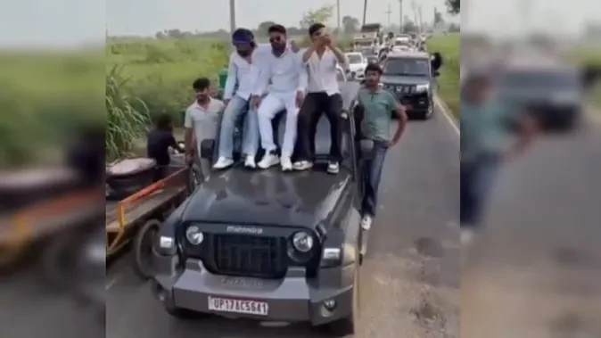 मेरठ: खतरनाक स्टंट करते युवकों का वीडियो वायरल, जांच में जुटी पुलिस