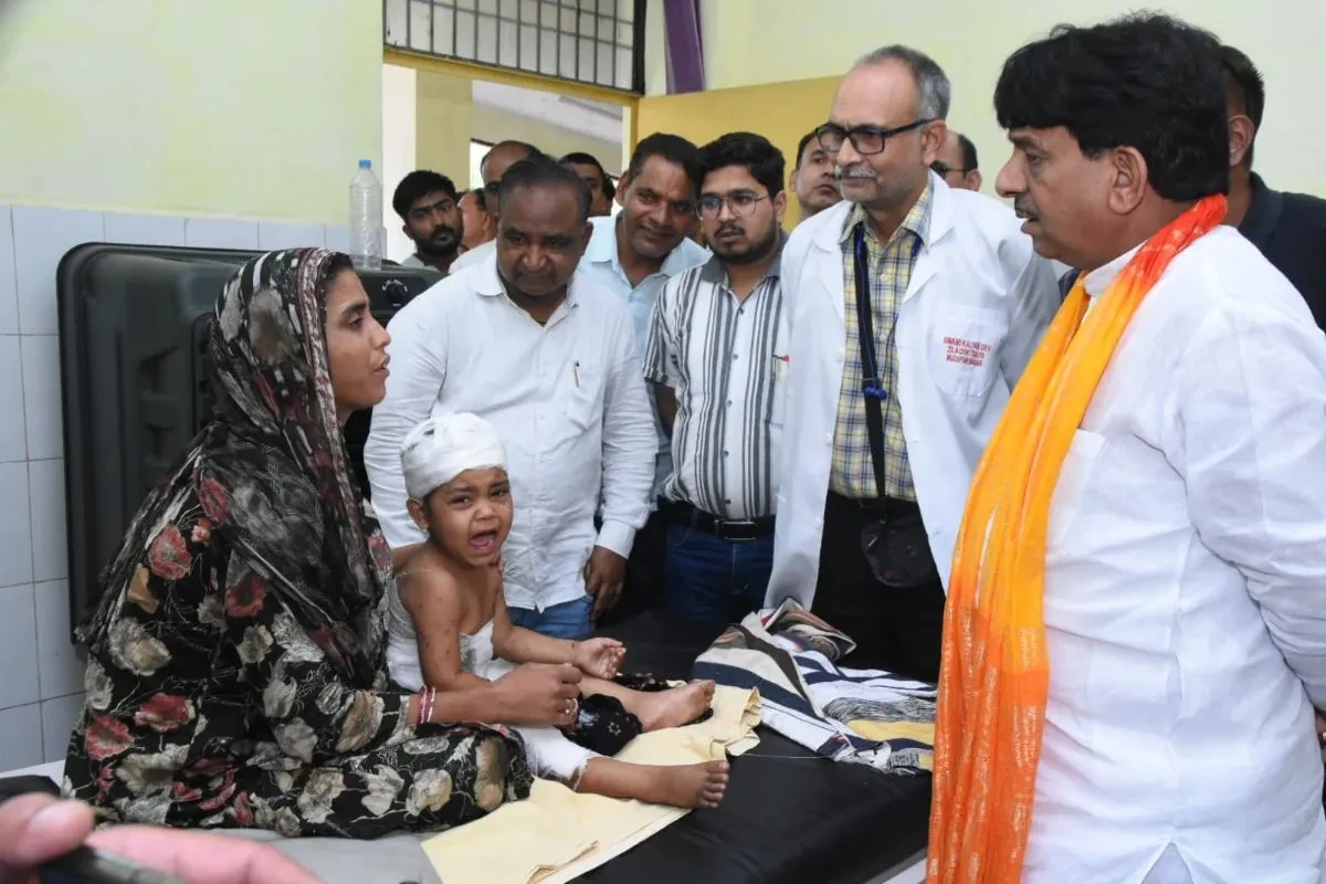 मुजफ्फरनगर: कुत्ते के हमले से घायल मासूम को देखने अस्पताल पहुंचे कपिल देव