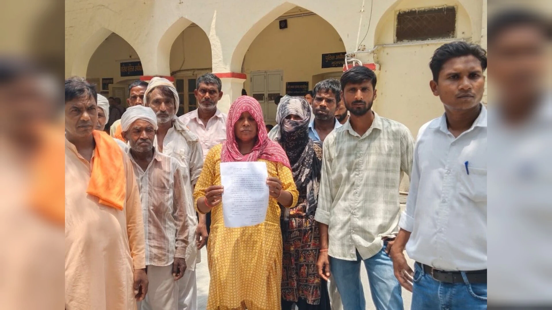मुजफ्फरनगर: पीड़ित परिवार तेल की केन लेकर पहुंचा एसएसपी ऑफिस, हंगामा