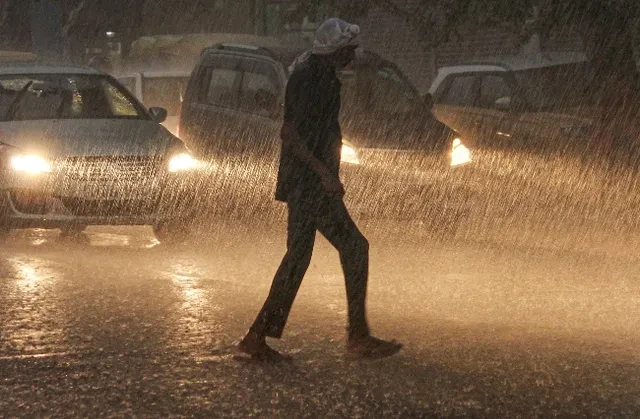 दिल्ली-एनसीआर में आंधी-बारिश से मौसम सुहाना, कई राज्यों में बदला मौसम का मिजाज