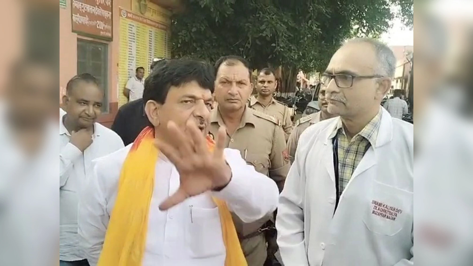 मुजफ्फरनगर: जिला अस्पताल में जर्जर भवन देख भड़के मंत्री कपिलदेव, अधिकारियों को लगाई फटकार