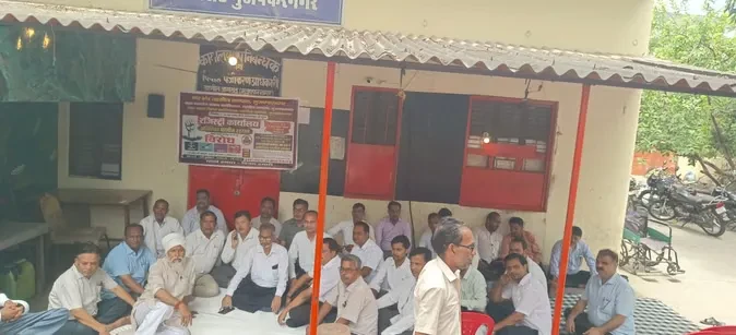 मुजफ्फरनगर: ई-पंजीकरण के विरोध में अधिवक्ताओं का प्रदर्शन, रजिस्ट्री कार्य ठप
