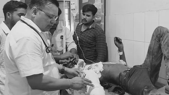 20 रुपये के नोट के चक्कर में हुआ बड़ा हादसा, रोडवेज बस से गिरकर यात्री गंभीर घायल