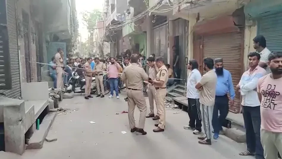 दिल्ली में दिनदहाड़े मर्डर, बाइक सवार बदमाशों ने युवक को गोलियों से भूना