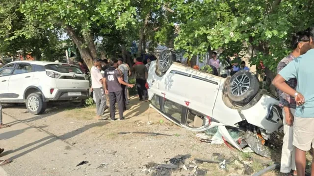 आगरा में भीषण सड़क हादसा: टायर फटने से दो कारों की टक्कर, 3 की मौत, 12 घायल