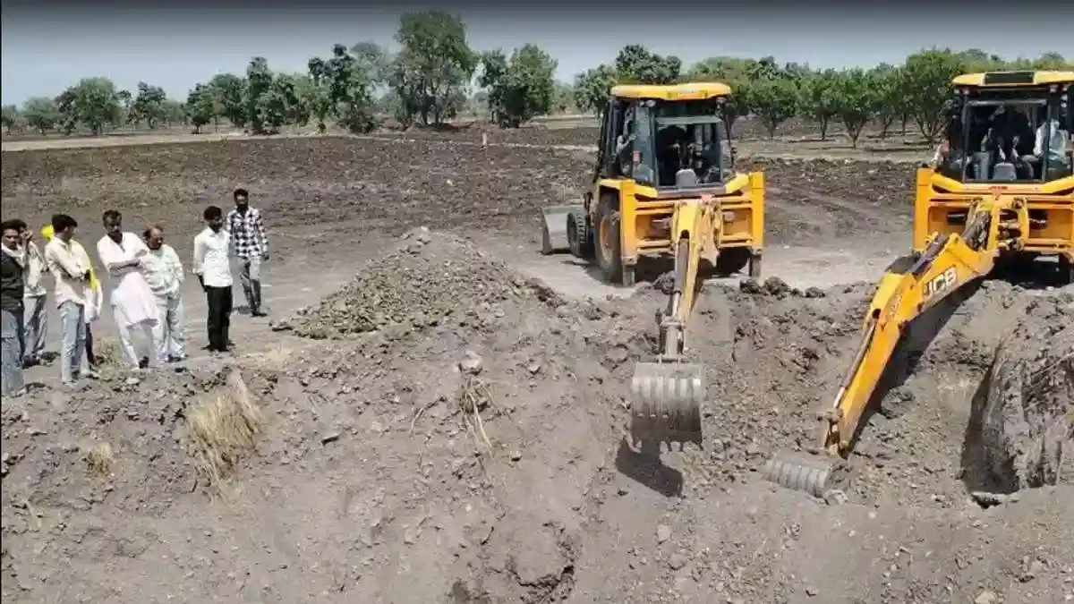 50 फीट गहरे निर्माणाधीन कुएं में मिट्टी धंसी, सास-बहू मलबे में दबीं; रेस्क्यू जारी